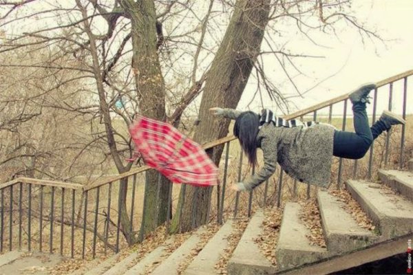 Ветром сносит зонт