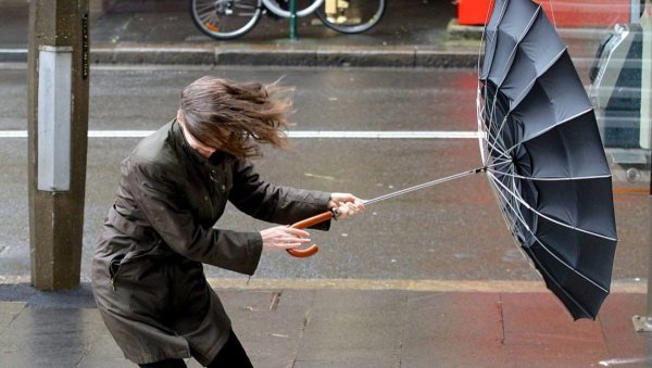 Человек против ветра