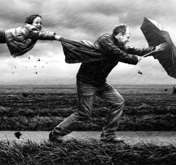 Человека сдувает ветром