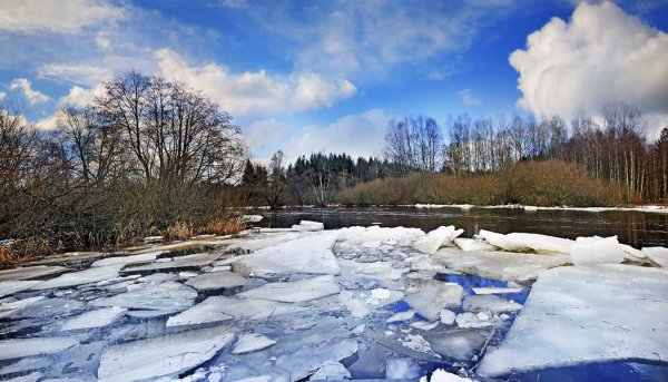 Весенний ледоход на реке