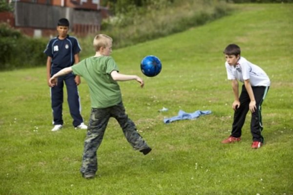 Мальчик играет в мяч