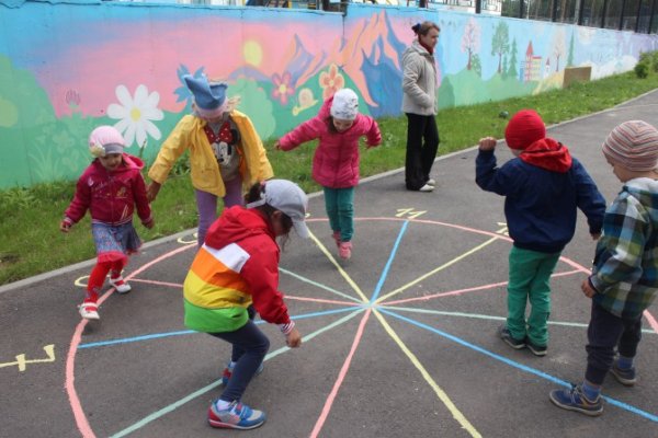 Дошкольники на прогулке