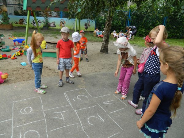 Пускать кораблики в ручейках