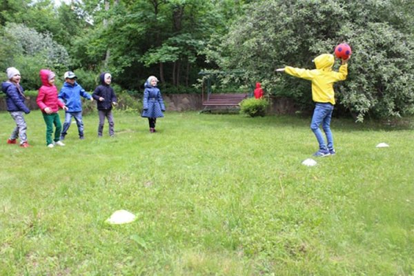 Дети гуляют на улице