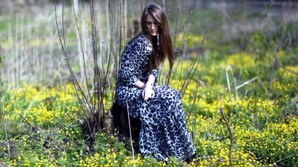 Фотосессия девушки в платье на природе