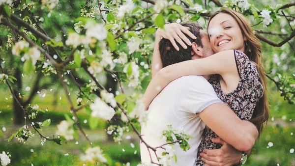 Влюбленные в весеннем саду