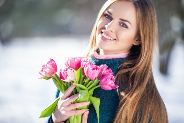 Девушка с одуванчиком