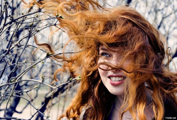 Счастливая рыжая девушка