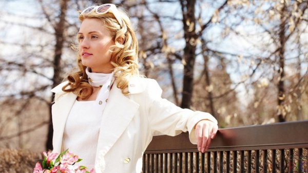 Женщина в цветущем саду