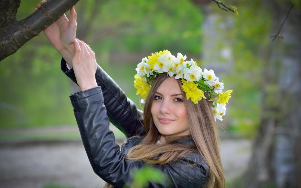 Девушка в весеннем саду