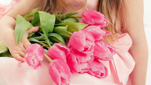 Тюльпаны в руках у девушки