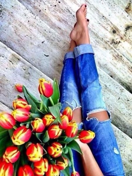 Брюнетка на качелях