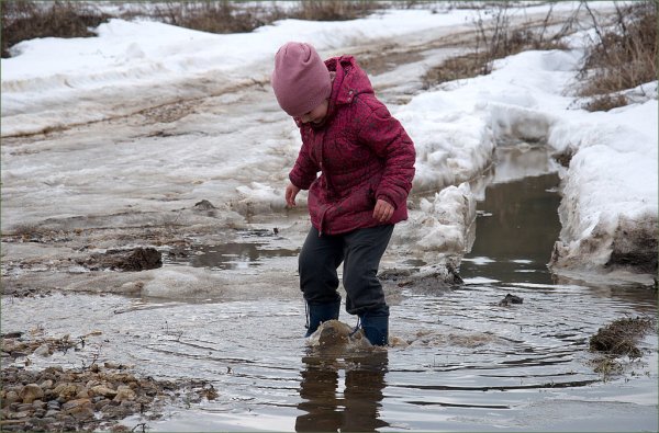 Дети Весна лужи