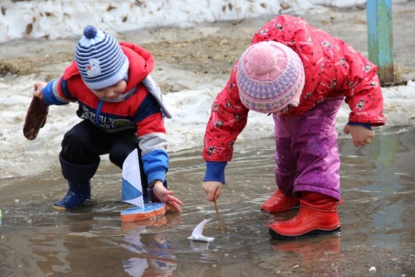 Картина Весна дети пускают кораблики