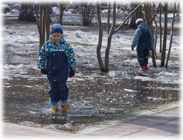 Резиновые сапоги в луже