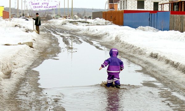 Дети на прогулке весной
