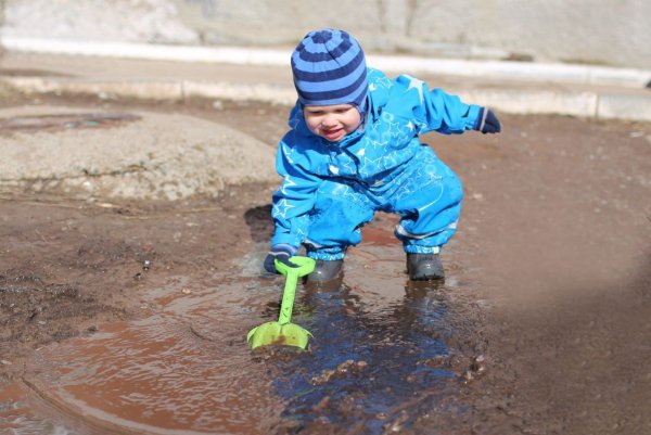 Лужи весной