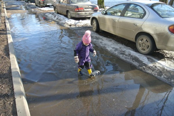 Ребенок бегает Весна