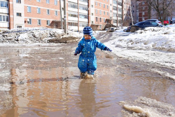 Лужи весной