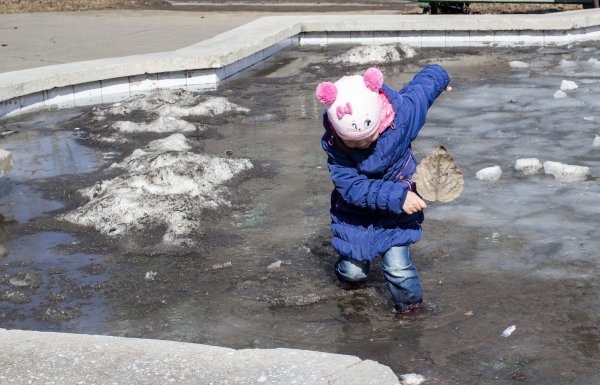 Весной по лужам