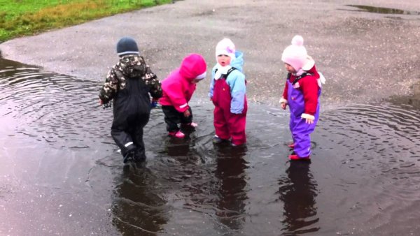 Ребенок в луже