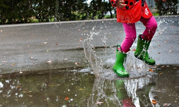Дети пускают кораблики весной