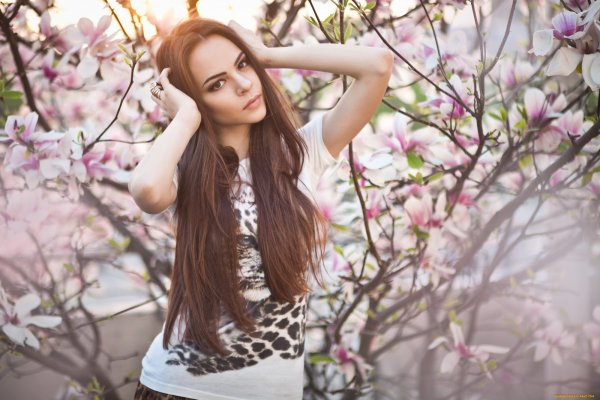 Девушка на фоне цветущих деревьев