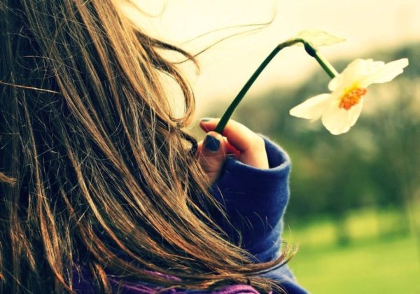 Девушка с букетом пионов