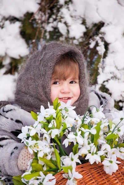 Девушка с подснежниками