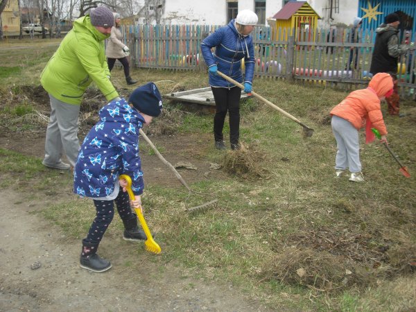 Уборка территории детьми