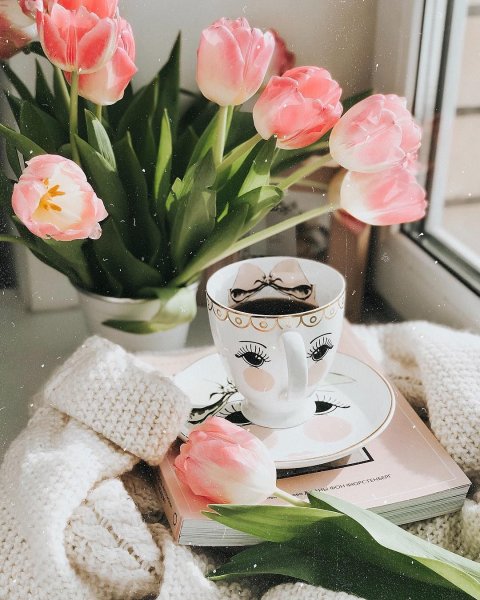 Цветы в кофейной чашке