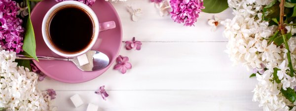 Чашка кофе и хризантемы