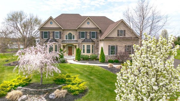 Загородный дом с садом