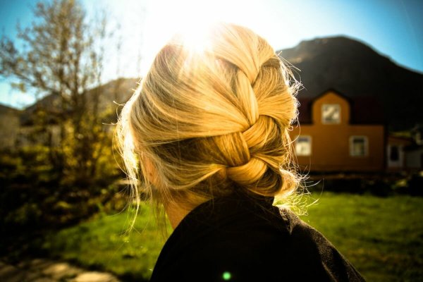 Красивая блондинка со спины