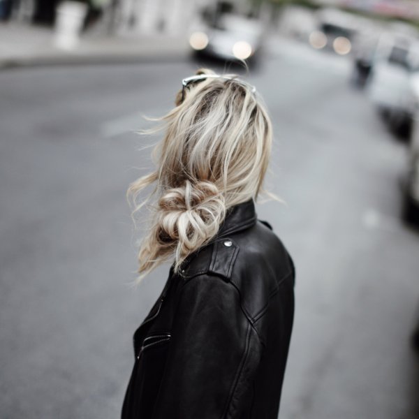 Блондинка с короткими волосами с цветами