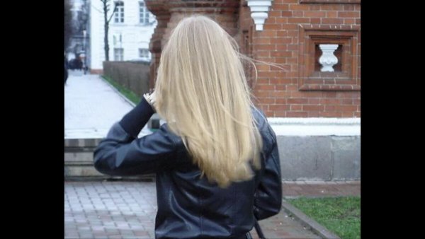 Девочка со светлыми волосами в лесу