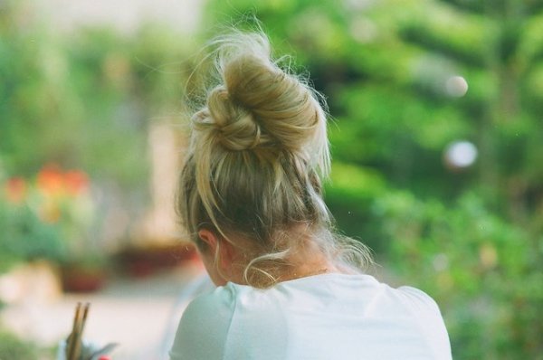 Блондинка с цветами