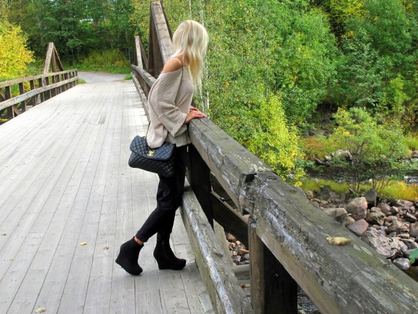 Девушка блондинка со спины