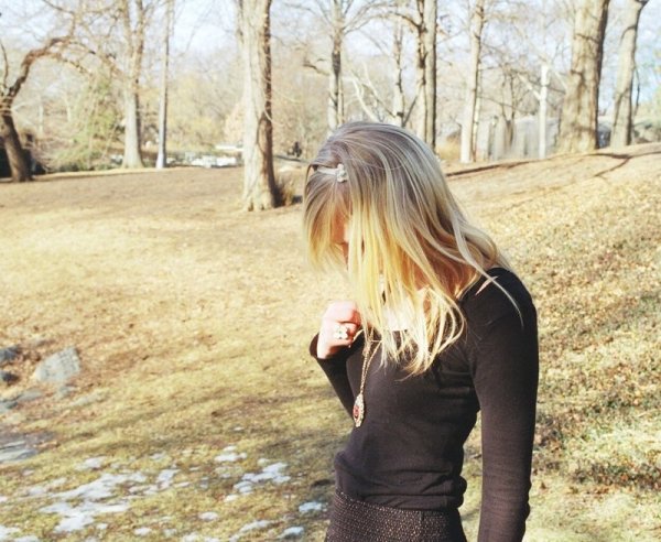 Светловолосая девушка со спины