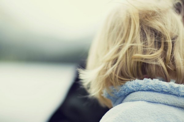 Женщина с короткими русыми волосами