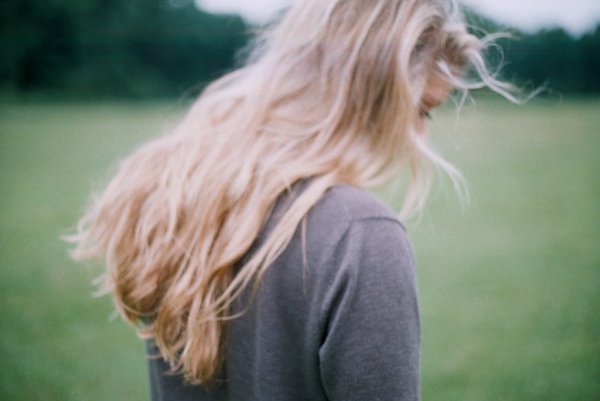 Блондинка на природе со спины