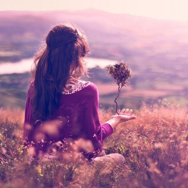 Весна девушка со спины