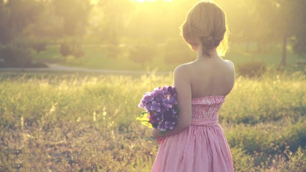 Женщина с цветами со спины