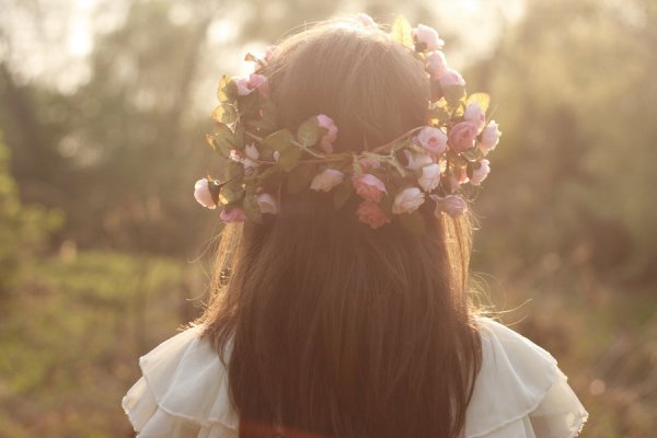 Девушка в венке со спины