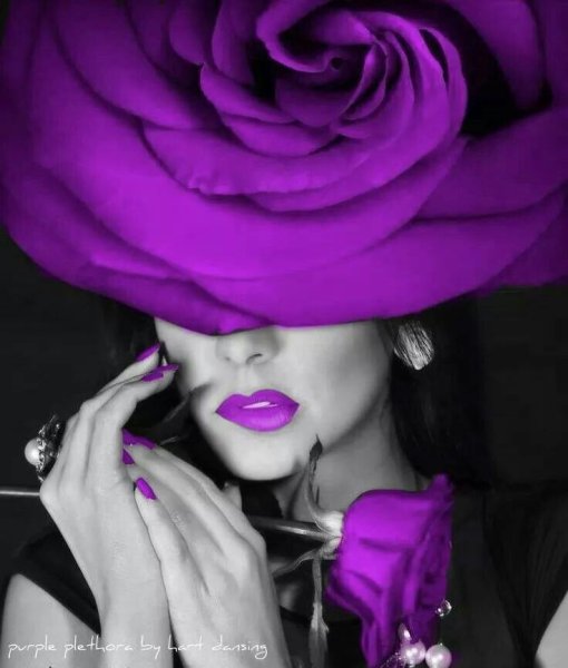 Девушка в фиолетовой шляпе