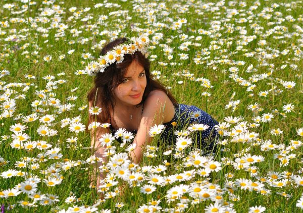 Женщина в траве