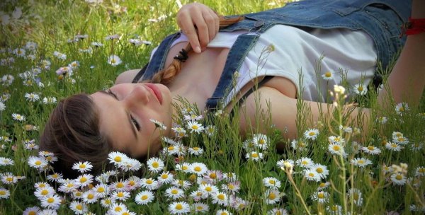 Девушка в поле цветов