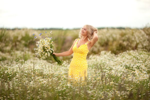 Девушка босиком по траве