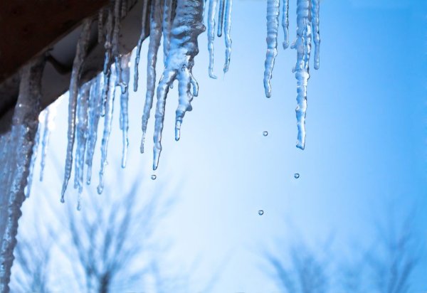 Сосульки капают с крыши
