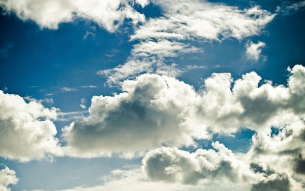 Весеннее голубое небо и солнце